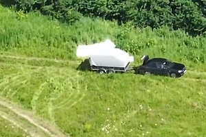Появилось видео слежки ФСБ за авто с FPV-дронами для атак на аэродромы России
