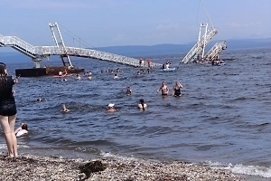 Мост рухнул на пляже в приморской бухте Муравьиная — дети ушли под воду