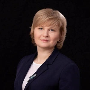 Ребёнку важно показывать и яркие цвета, и оттенки, и вообще формировать чувственный опыт, но не менее важно много разговаривать с ним, называть предметы, комментировать действия, использовать простые и доступные выражения. Нужно рассказывать обо всём, что вокруг него, называя все цвета и оттенки. Если вокруг будет только бежевый — это негативно скажется на речи.