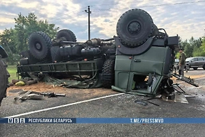 Грузовик с военными перевернулся в Белоруссии: 2 погибли, 14 пострадали