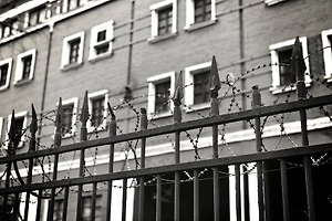 Охранник потянул и насадил на забор: В Тольятти из-за жуткой травмы умер 10-летний мальчик