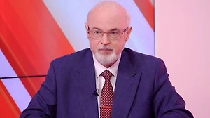 «Если бы не прилетело, они бы эту выставку в своих СМИ распиарили. Но здесь тоже есть один медийный эффект. Тот факт, что они делают выставку и по ней прилетает, Зеленский может интерпретировать перед Трампом так, что Россия бьёт по мирным жителям и по мирным мероприятиям. Я допускаю версию, что это сделано специально ради визита Зеленского в США. Им важен медийный эффект, чтобы показать, какие они крутые, а Россия — «нехорошая» страна».