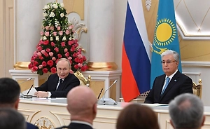 Токаев поблагодарил Путина за память об отце-ветеране