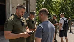 Украинских военкомов хотят заставить пользоваться бодикамерами, которые они носят с прошлого года