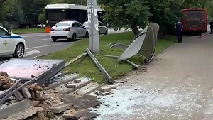 Водитель умер за рулём: В Нижнем Новгороде автобус протаранил остановку