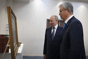 Токаев подарил Путину картину с Валихановым и Достоевским