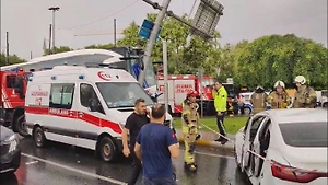 В Стамбуле автобус врезался в столб после ДТП, пострадали 30 человек