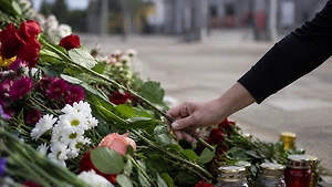 Жители Кирова несут цветы к проходной завода, атакованного ракетой ВСУ