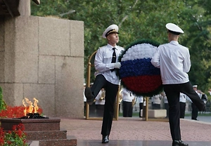 В Севастополе прошло возложение цветов в честь Дня ВМФ