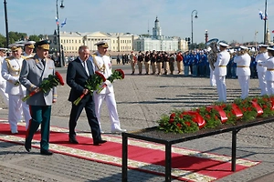 Петербург поднял «морскую волну»: День ВМФ стартовал с почестей Петру I