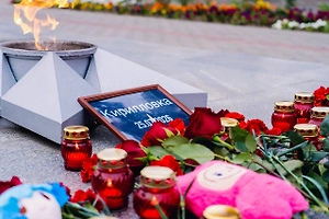 В Мелитополе несут цветы к мемориалу по 12 жертвам удара ВСУ по Кирилловке
