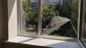 В Москве трёхлетняя девочка выпала с 4-го этажа, оперевшись на москитную сетку