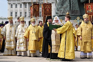От Кремля к князю Владимиру: Сотни верующих вышли на крестный ход в Москве