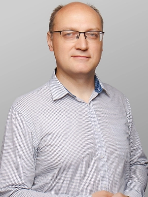 Честный диалог позволит улучшить отношения с руководством, но важно знать, какие шаги помогут наладить взаимодействие на работе. Во-первых, никогда не стоит лгать, даже когда выгодно или не соврать кажется опасным. С одной стороны, логично: к пойманному на вранье, даже небольшом, сразу пропадает всякое доверие. С другой стороны, психологически очень сложно, особенно когда надо признать ошибку, тем не менее именно благодаря последнему появляется настоящее доверие. Не стоит давать нереалистичные обещания руководителю. Выстроить хороший контакт помогут разумная инициатива и выполнение задач.