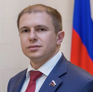 Когда мы что-то запрещаем, это, наоборот, получает популярность. Поэтому здесь важно создавать альтернативу — это повестка, прежде всего, живого общения, спорта, досуга. Наша задача — всё-таки делать на это упор. Чтобы детям просто некогда и неинтересно было всё это, развивать другие ценности у нашей молодёжи.