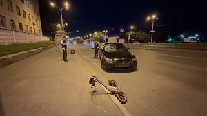 Подросток на самокате столкнулся с BMW и попал в реанимацию в Екатеринбурге