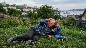 В Приморье пенсионер пожертвовал собой ради спасения внука от роя ос