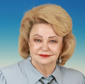 Это недовоспитание, недостатки воспитания, с одной стороны. А с другой стороны — показатель уровня культуры или бескультурья в нашем обществе. До тех пор, пока у нас власть будет вести себя так неразборчиво и неуважительно по отношению к другой части молодёжи, воспитанной, культурной, для которой главное — образование, а не хайп с надутыми губами и оказанием эскортных услуг, до тех пор у нас и будет процветать такое позорное явление.