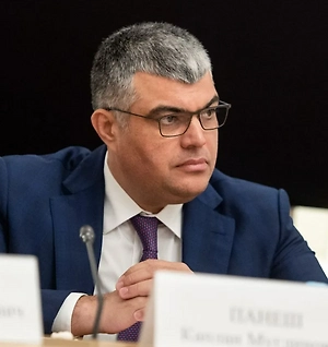 С начала спецоперации корабли неоднократно подвергались атакам. Есть погибшие и пропавшие без вести моряки. Однако многие из них до сих пор официально не признаны участниками СВО или погибшими при выполнении боевых задач. А значит, их семьи не получили выплат и льгот. Это недопустимо. Моряки несут службу в условиях реальной угрозы. Они рискуют жизнью так же, как и пехота на передовой.