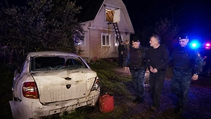 Пьяный россиянин избил пасынков, разбил их авто и забаррикадировался с винтовкой