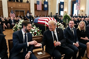 Трамп не плакал, а жевал — на похоронах Грэма* он угощал коллег конфетами