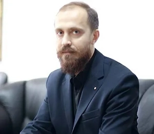 Второе — это, конечно же, сделано для западной аудитории, потому что с Зеленским работают западные пиарщики. Они направляют его дискурс: что ему лучше говорить, а что не говорить.