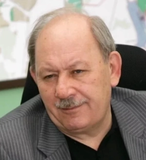Многие любят прятать ключи в кроссовки, но это очень известная заначка. Те, кто занимается кражами, прекрасно знают эти места. Лучше всего договориться с людьми, которые находятся рядом, чтобы они присмотрели за вещами. Многие так и делают: сначала один идёт поплавать, а другой смотрит за вещами, потом наоборот. Оставлять вещи бесхозными ни в коем случае нельзя. Это чревато нехорошими последствиями.