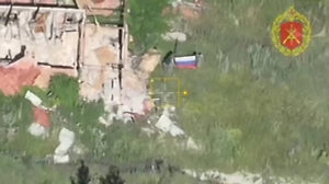 На видео сняли водружение флага России над освобождённой Пискуновкой