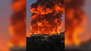 Почти 500 спасателей и вертолёт: в Киеве продолжают тушить пожары после атаки ВС РФ