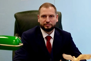 Тяжкий вред по ст. 111 УК РФ связан с опасностью для жизни, потерей органов, зрения или значительным обезображиванием лица и влечёт лишение свободы до 8–15 лет, при этом принудительные работы не предусмотрены. Отдельно выделяются ст. 117 УК РФ об истязании, когда речь идёт о систематических побоях или длительных психических страданиях, и ст. 119 УК РФ об угрозе убийством, которая усиливает позицию обвинения при совокупности доказательств.