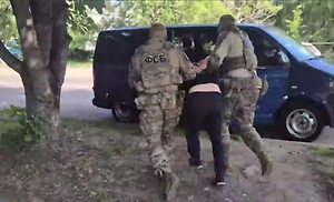 ФСБ показала задержание готовившего подрыв машины участника СВО на Ставрополье