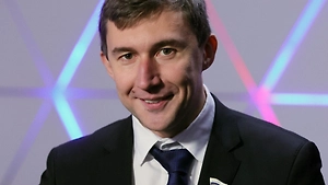 Большинство шахматистов живут достаточно скромно в финансовом плане. Многие из них находят себя на поприще тренерства. В какой-то момент ты понимаешь, что не дотягиваешь до элиты, и переходишь на тренерскую работу. <...> Если отвечать на вопрос о деньгах более основательно, то за матч на первенство мира ты получаешь миллионы, в мировой десятке — сотни тысяч, а если не входишь в топ, то зарабатываешь значительно меньше.