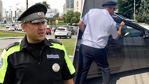 В Энгельсе полицейский спас семимесячную девочку из запертой на жаре машины