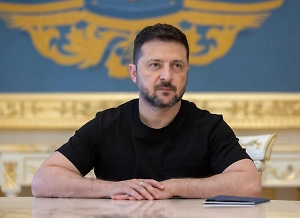 Оставить только пиар: кто хочет превратить Зеленского в «британскую королеву»