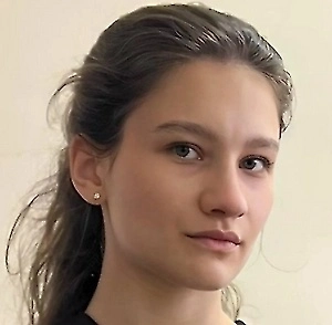 Есть ещё один малоизвестный момент. Сам по себе гамак не «портит» позвоночник и не вызывает остеохондроз. Однако длительное пребывание в положении с выраженным провисанием, особенно без достаточной поддержки поясницы и шеи, может стать причиной обострения уже существующей боли. Особенно это касается людей с так называемой хронической «неспецифической болью в спине». Продолжительное нахождение в неудобной позе приводит к перегрузке мышц и может спровоцировать появление или усиление миофасциального болевого синдрома.