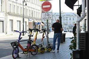 В Петербурге предложили ввести водительские права для самокатчиков