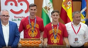 Чемпионам мира по футболу Гави и Руису подарили 153 кг помидоров