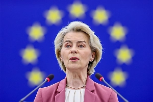 Фон дер Ляйен: ЕС на год заморозит пересмотр потолка цен на нефть РФ