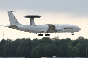 Самолёт ВВС США Boeing E-3B Sentry подал сигнал тревоги над Саудовской Аравией