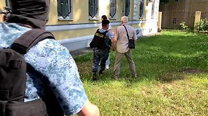 «Падальщики, будьте вы прокляты!»: Родня неонацистов напала на журналистов Life.ru у военного суда