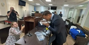 «Коля Котлета» перешёл на сало — кум Ермака устроил гастрономический перформанс в суде