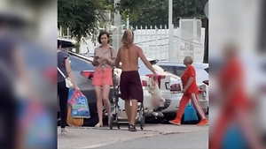 «Сначала под мышкой, потом за ногу»: В Сочи «отец года» нёс младенца по улице вниз головой