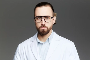 Практически каждый приёмный день я вижу пациентов, которые пришли не после футбола или экстремального спорта, а после попытки «начать здоровый образ жизни». Сам по себе бег не вреден. Вреден неподготовленный бег. Парадокс бега заключается в его внешней доступности при колоссальных требованиях к внутренней структуре тела. Каждый шаг — это многократная ударная нагрузка, которую должны выдержать суставы, связки, мышцы и костная ткань. Если тело не готово, оно начинает ломаться.