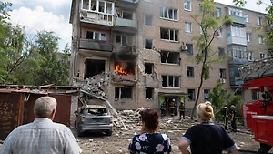 Били по машинам и домам: сутки атак унесли жизнь жителя Запорожья, ещё 8 человек пострадали