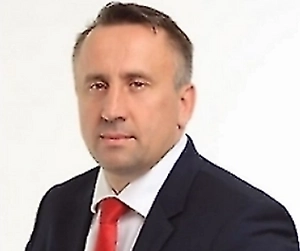 Кто эти люди, которые приезжают по вызову? Какое у них образование? Есть ли у них лицензия? Чаще всего — это самозванцы, не имеющие медицинского образования. Под именем врача приходят не врачи, а в лучшем случае фельдшер или медсестра. Они не имеют ни лицензии, ни условий для работы, а их «лечение» часто приводит к алкогольному психозу, обострению сердечно-сосудистых заболеваний и даже летальному исходу.