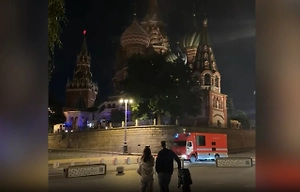 К храму Василия Блаженного в Москве стянулись десятки пожарных