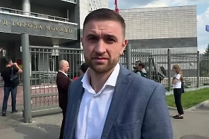 Брат Блиновской второй день подряд приезжает к суду по делу Лерчек