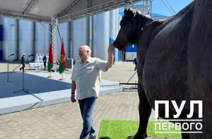 Лукашенко получил в подарок памятник корове