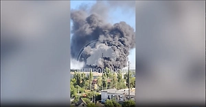 Огромный столб чёрного дыма поднялся над Павлоградом после взрыва