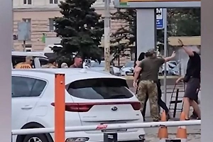 В Днепропетровске прохожие забросали сотрудников ТЦК тротуарной плиткой